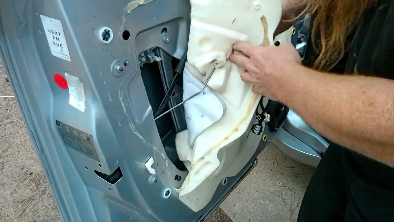 Chevrolet HHR - Снятие и замена привода дверного замка (а также музыка и я играю с Лолой)