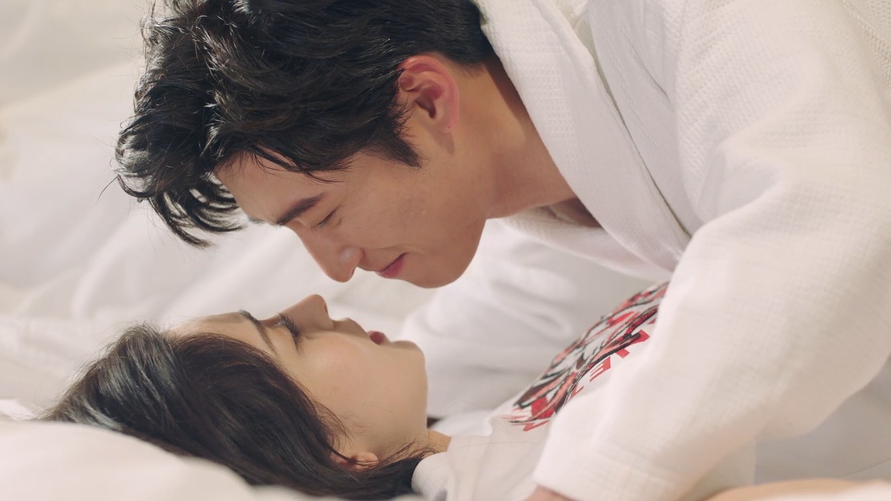 🎀【MOVIE】霸總賴在灰姑娘的房間不走，把她壓在身下索取，灰姑娘為他全身按摩 