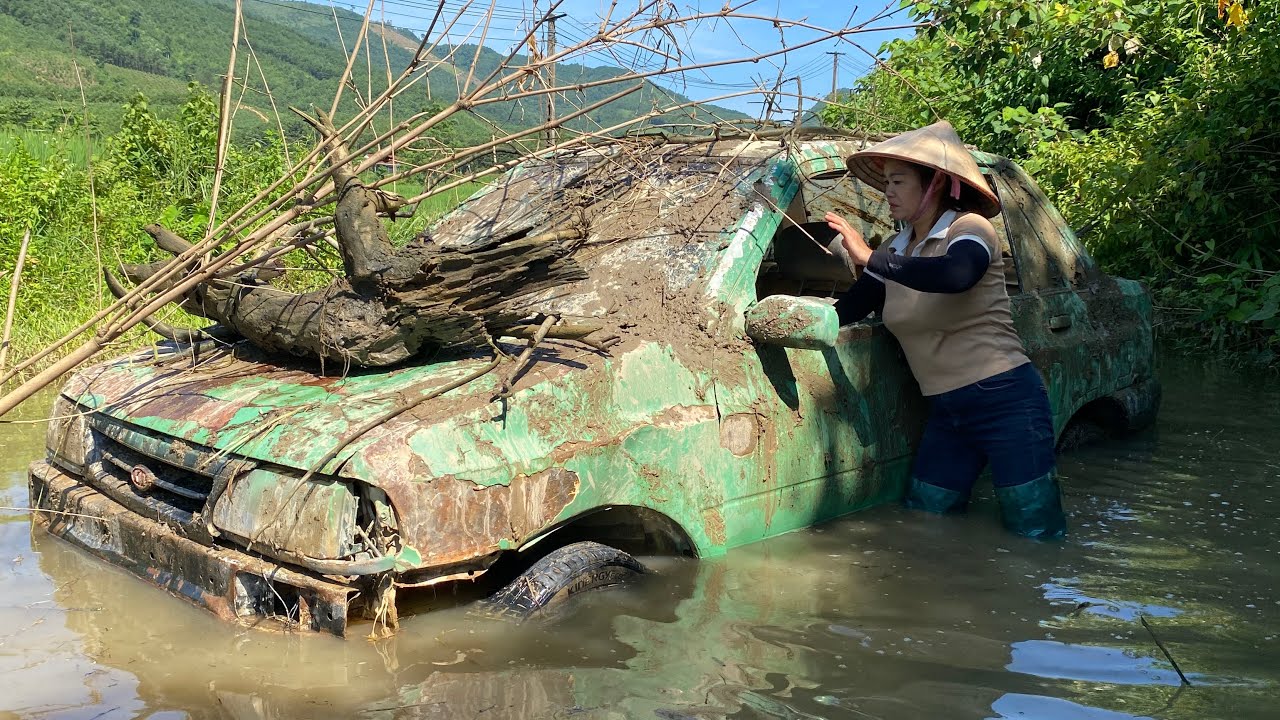 Girl Restores Kia After Years of Being Abandoned in a Pond