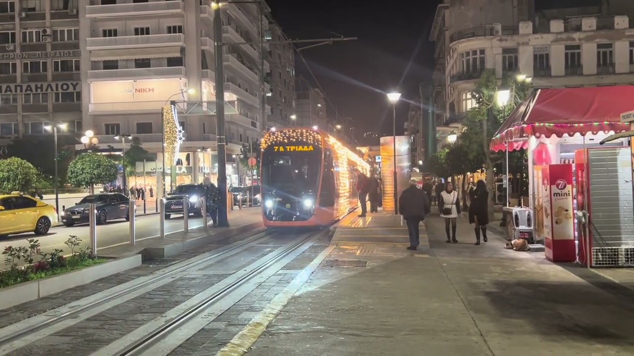Πειραιάς 11.12.2025 - Το τραμ των Χριστουγέννων στο στολισμένο κέντρο του Πειραιά