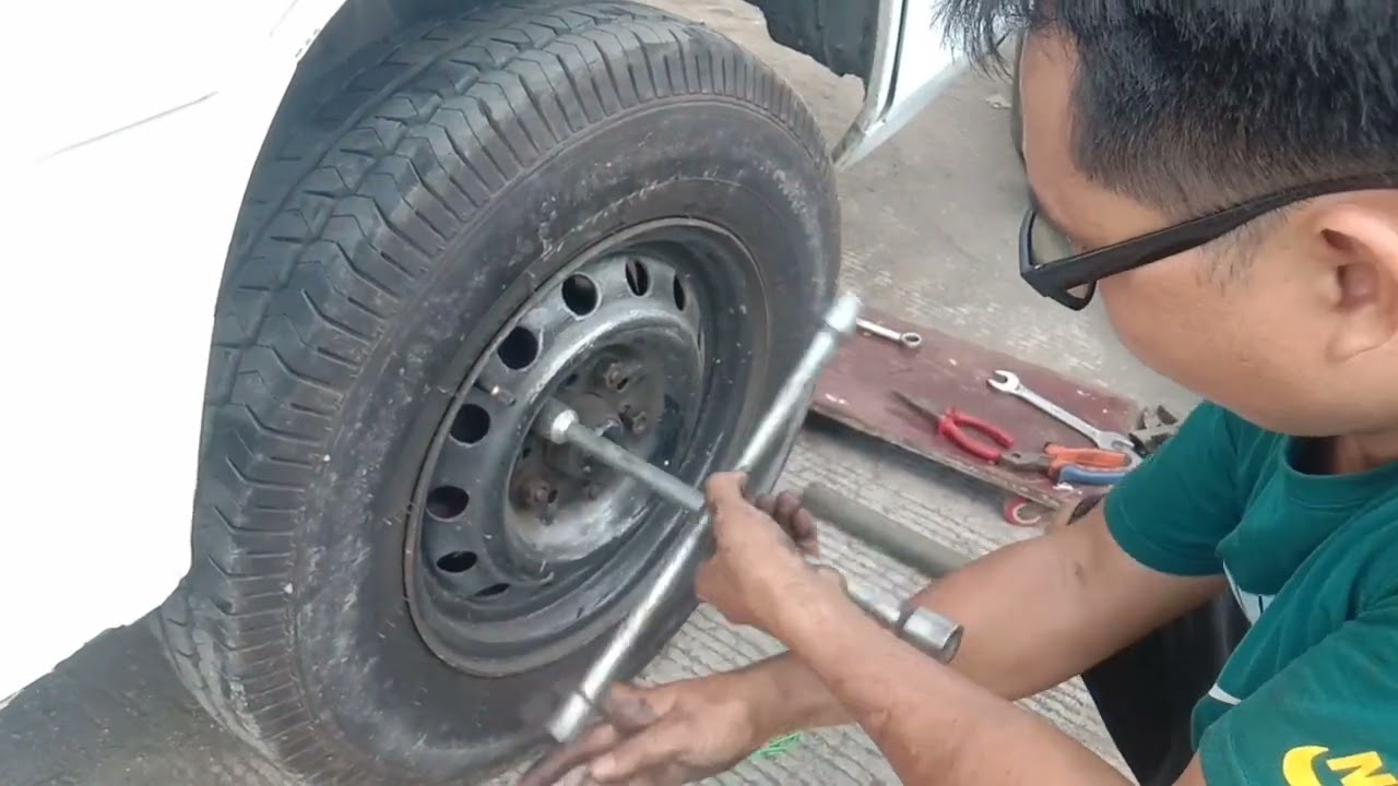 paano mag align ng gulong at mag palit ng tie rod end in and out mitsubishi L300