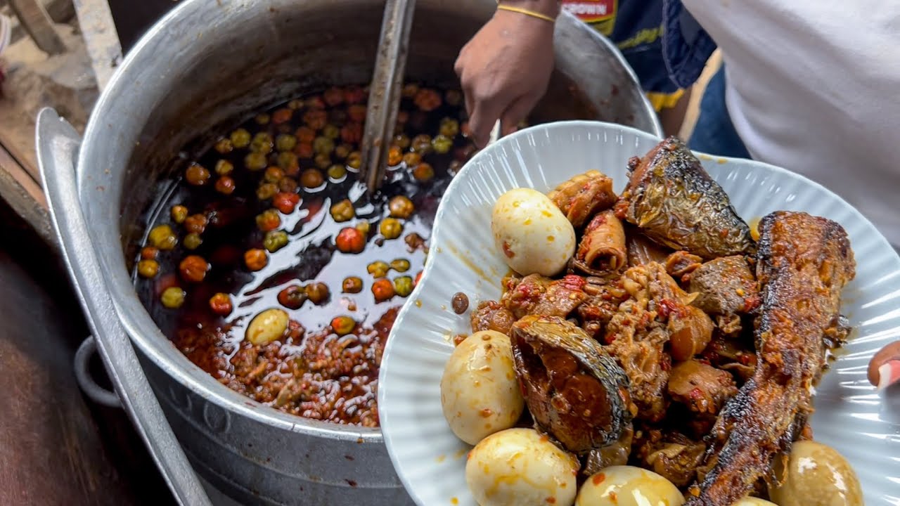 Рис и рагу «Самтом Офада» с большим количеством мяса, яиц и рыбы — уличная еда в Нигерии 🇳🇬