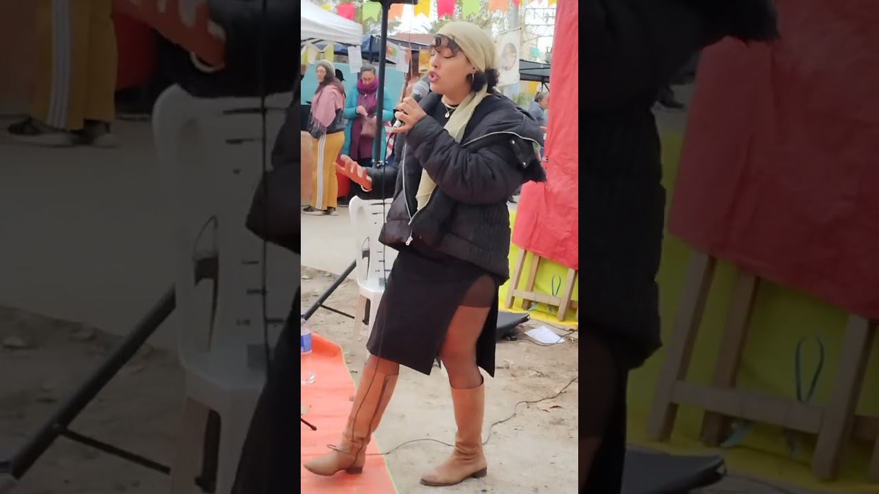 Dina Indarte, artista callejera en Plaza Roberto Sánchez de Banfield. 08/06/25