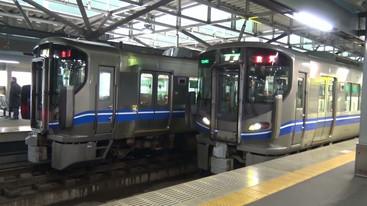 北陸本線時代最終日の福井駅に停車している上下線の521系（上りホーム）