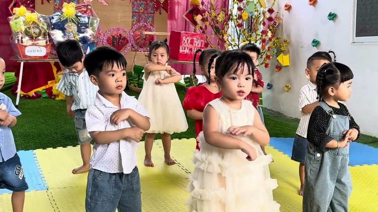 Bé An diễn văn nghệ Mừng Xuân 2026