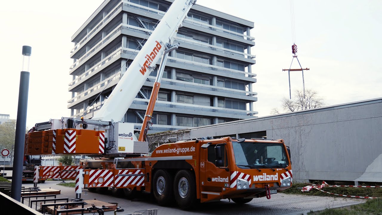 Tadano AC 6.300-1 und AC 5.160-1 versetzen Heiliger-Skulptur in Heidelberg
