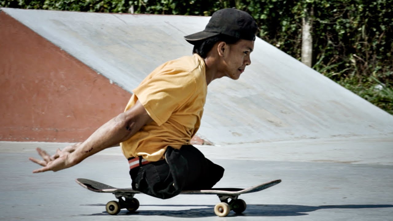 Skateboarder with NO legs supports family despite disability!