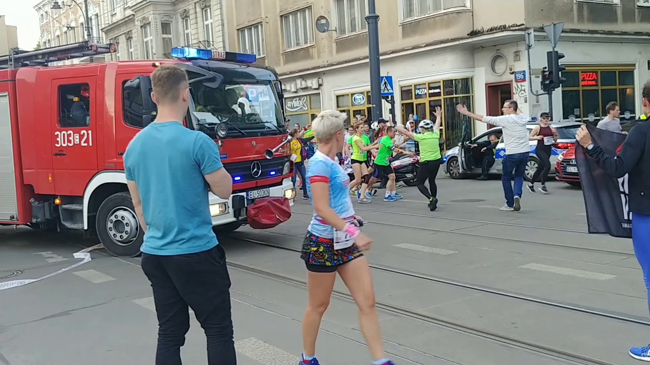 Przejazd straży pożarnej w trakcie biegu Piotrkowska Rossman Run 2019