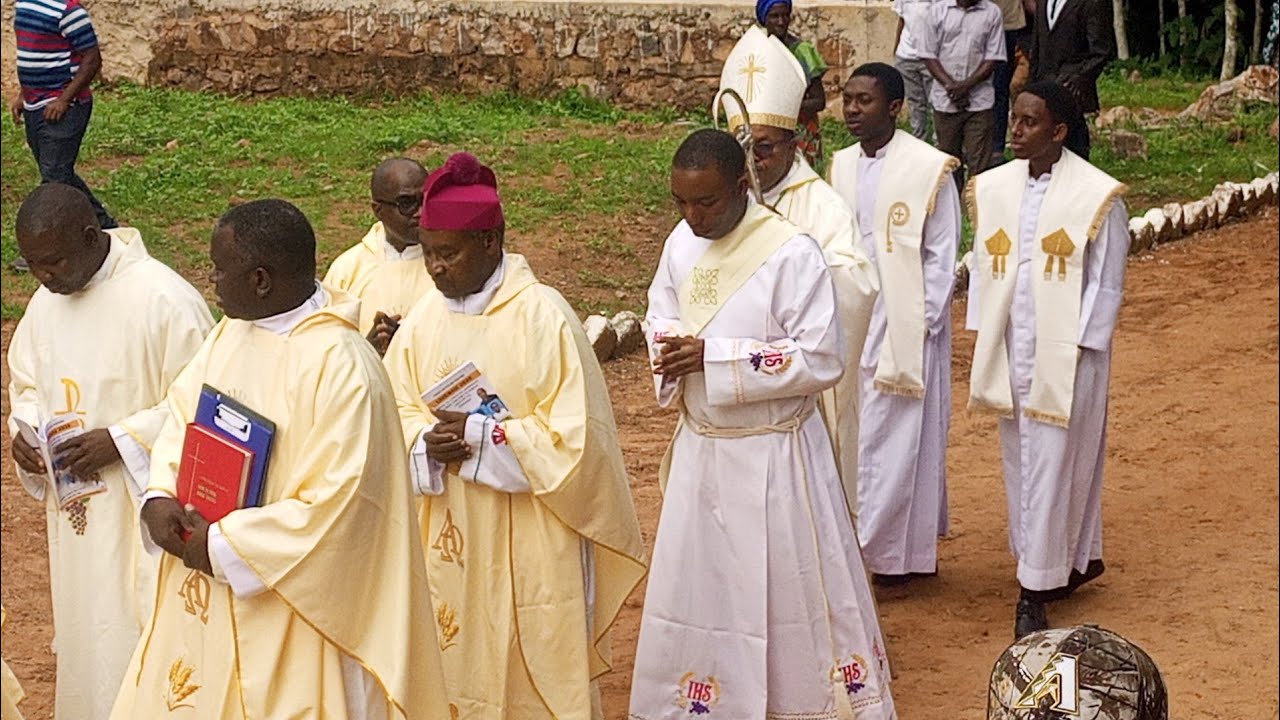 MASHEMASI WATEULE WAKIELEKWA KANISANI KWA MISA TAKATIFU.