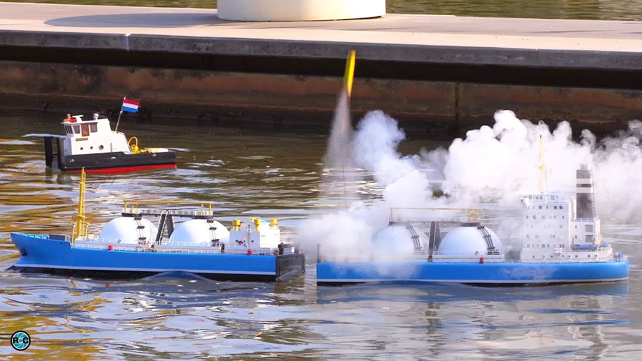 SIGNAL ROCKET of SMOKING RC BOAT TANKER 🚀 MBV Hengelo 2017
