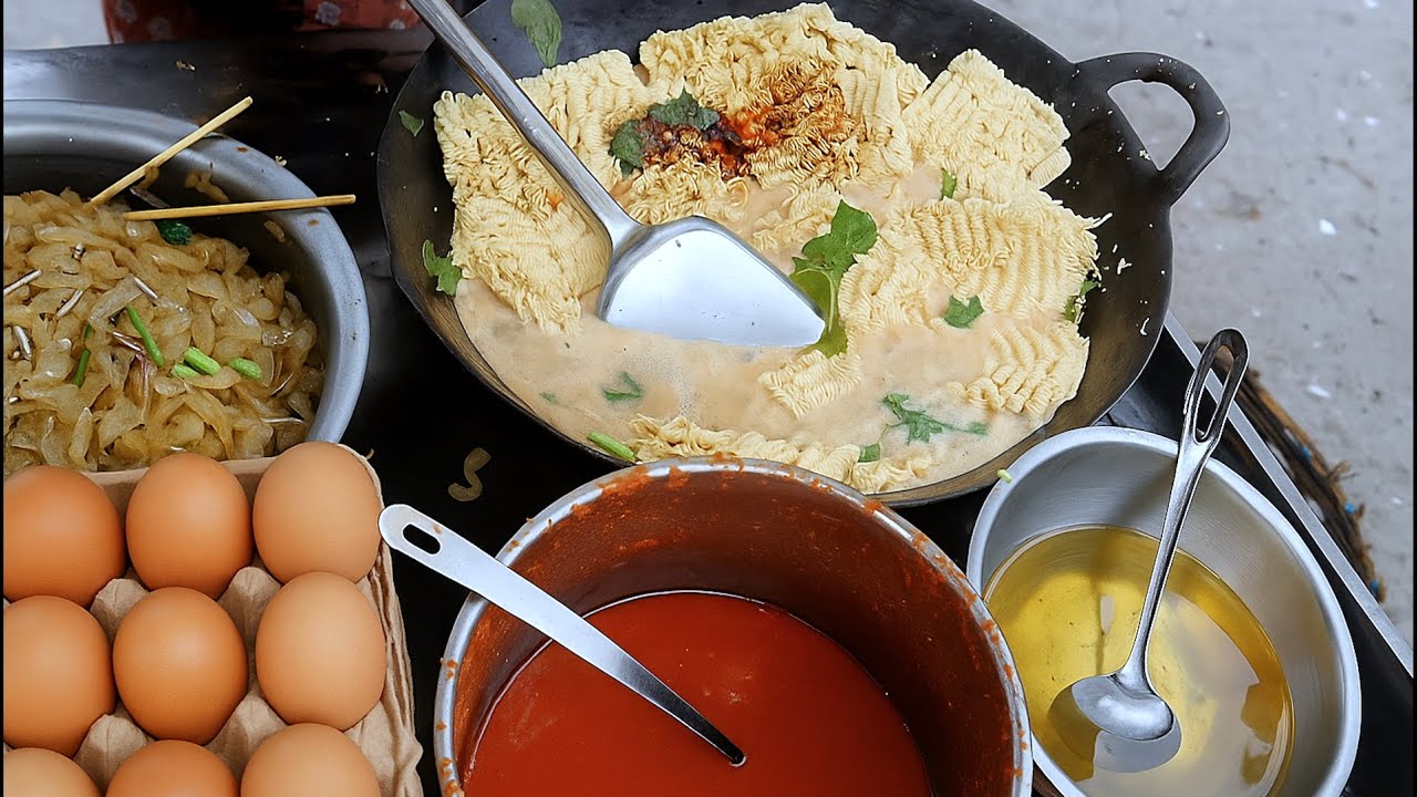 Открывается до рассвета! Лучшая жареная лапша Indomie в Медане — индонезийская уличная еда