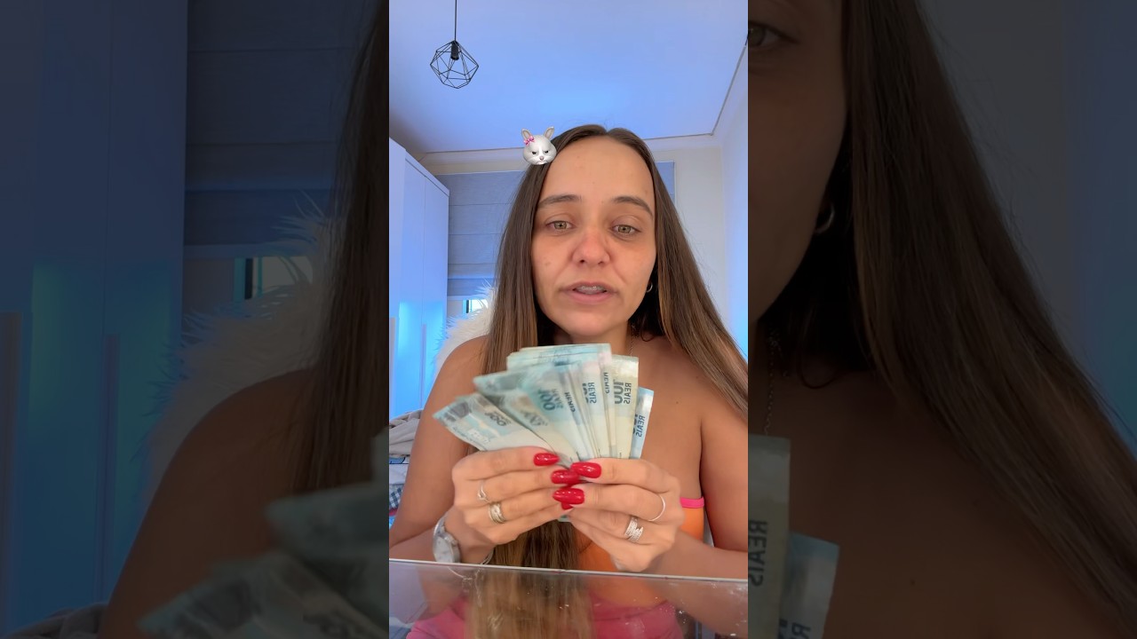 Dia de pagar a mesada para Clarinha