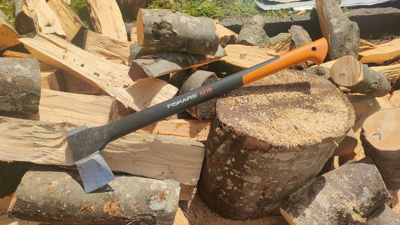 Spacco della legna con Accetta. Fiskars x21.