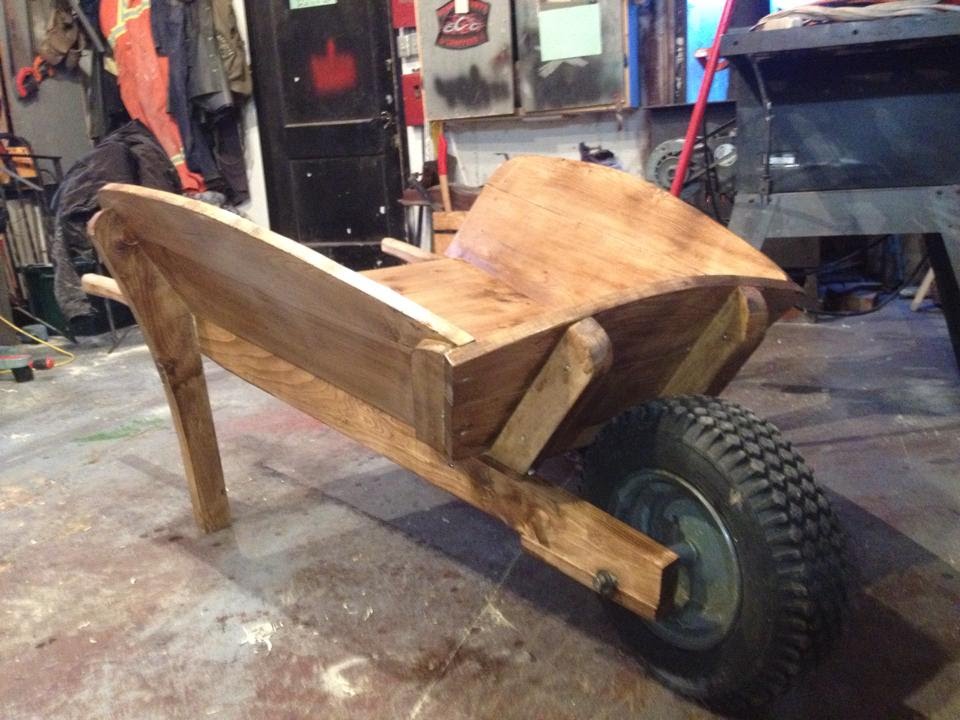 BUILDING THE CLASSIC WOODEN WHEELBARROW