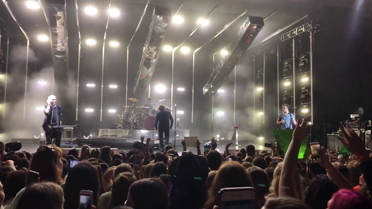 5SOS messing around on stage, playing each others instruments, & being hilarious (Michigan 9-11-18)