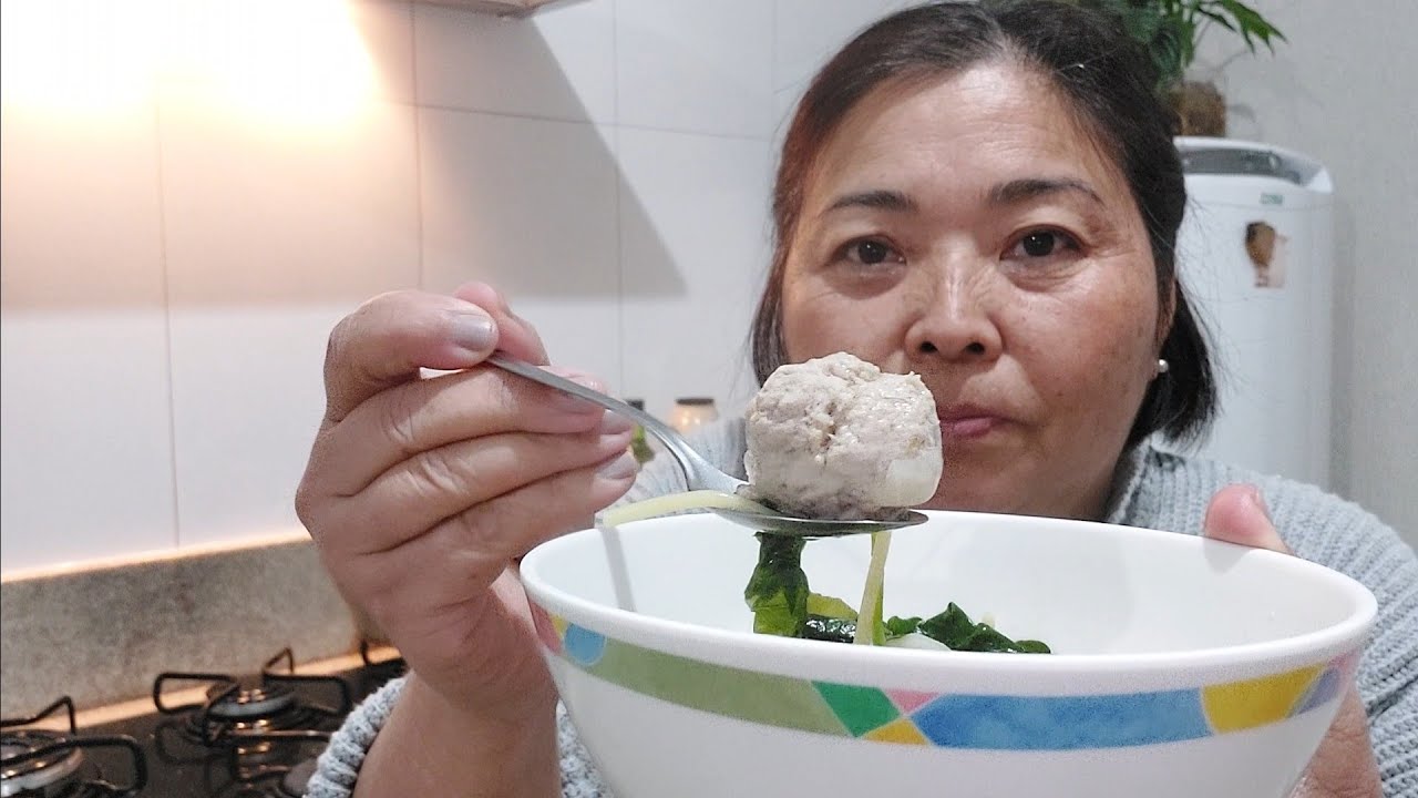 FIZ SOPA COM BOLINHAS DE CARNE DE PORCO A MODA JAPONESA | aprendi essa receita no Japão