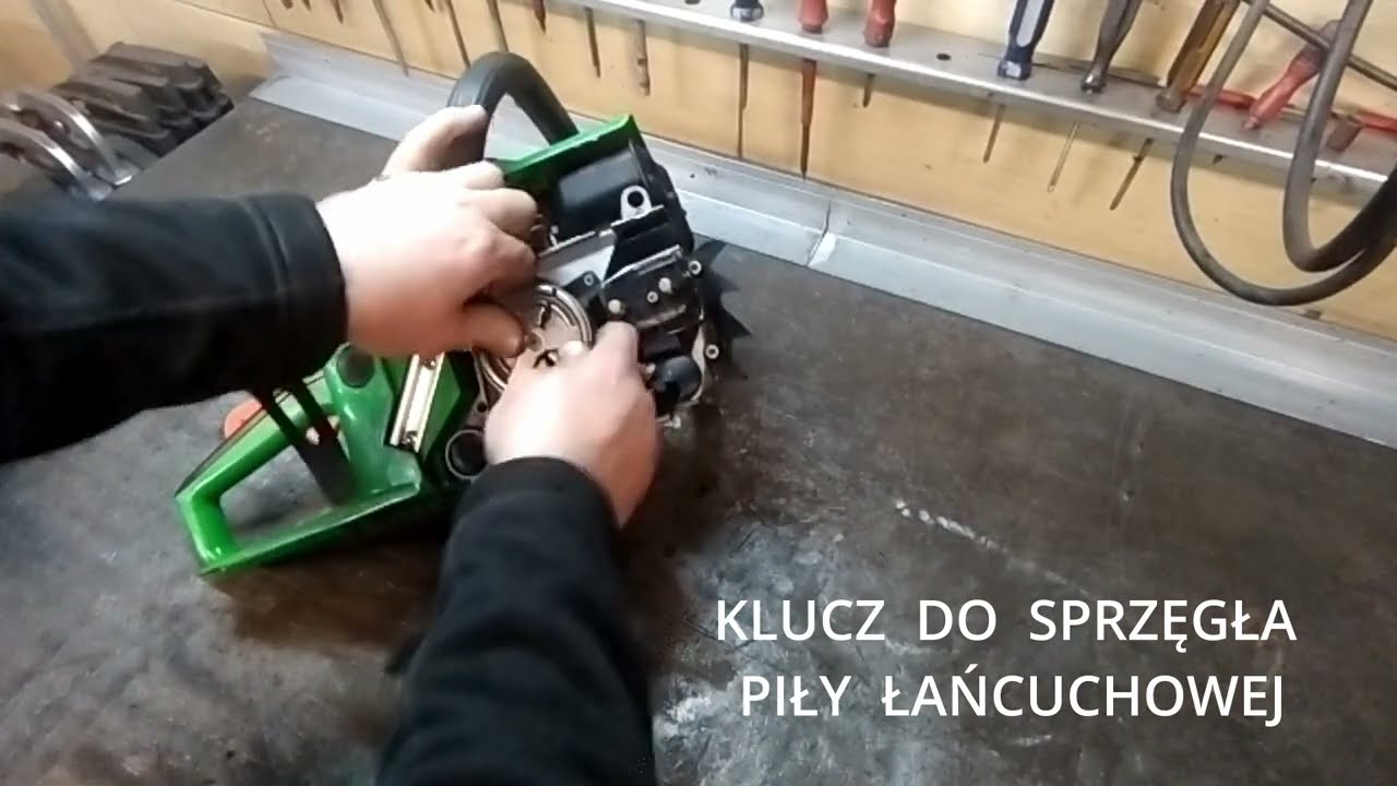 Jak odkręcić sprzęgło w pile spalinowej. Klucz do sprzęgła. How to unscrew the clutch on a chainsaw.