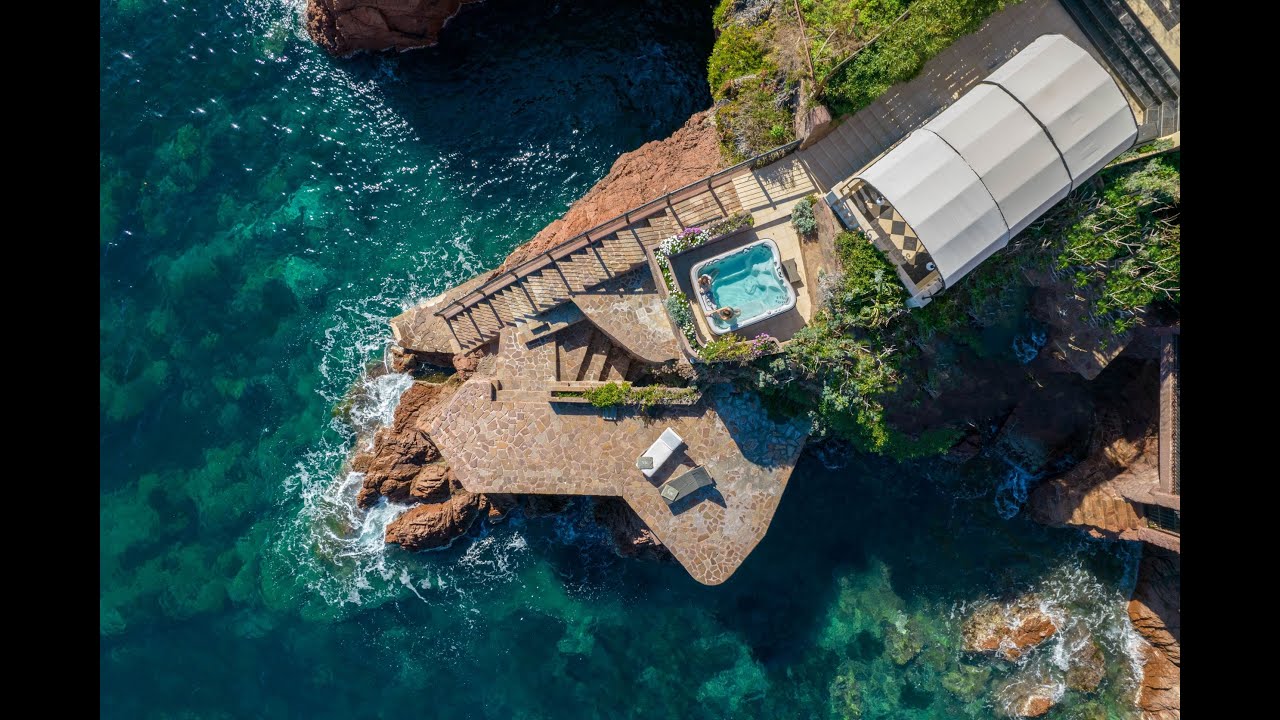 For sale : Luxury waterfront property between Cannes and Saint-Tropez - 5 950 000 €