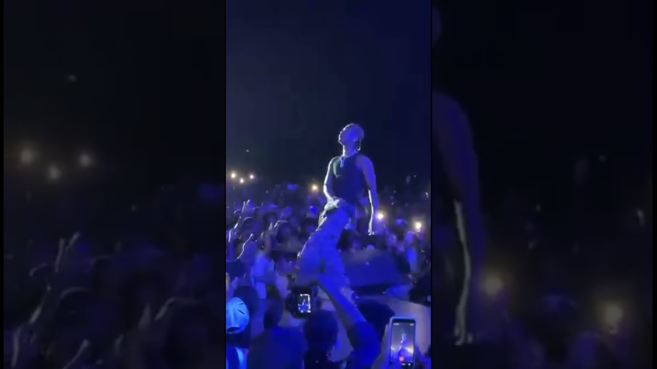 Young Jonn performing “CASH FLOW” in UI for his BLUE DISCO campus tour  