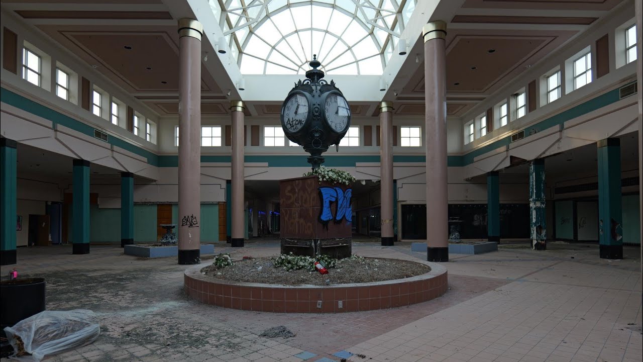 Exploring an Abandoned mall that closed in 2008 