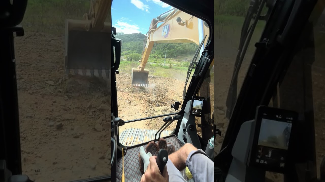 Escavadeira hidráulica rebaixamento de lote no nível, deu pedra no terreno. Cat 316 