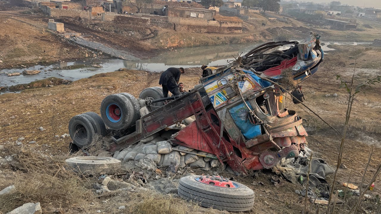 “Full Truck Flip Accident — Cabin Completely Crushed Under Heavy Cement Bags!”