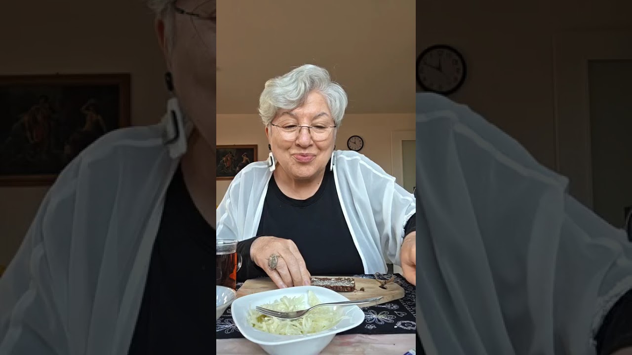 صبحانه امروز با شما💕 نون سیاه با پنیر و زعتر و تخم مرغ، باترمیلک، وافل عدس، کلم ترش ساور کراوت و ☕️🌶