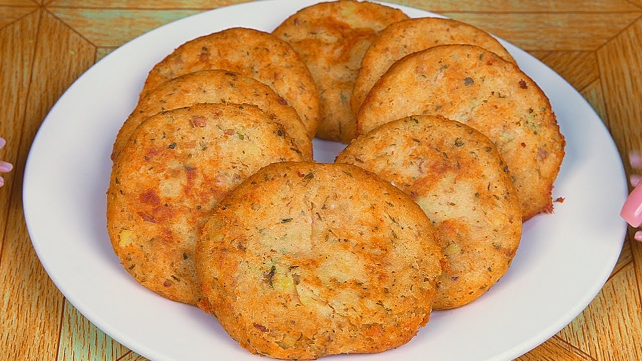 Tortitas de atún y queso doradas por fuera y suave por dentro.