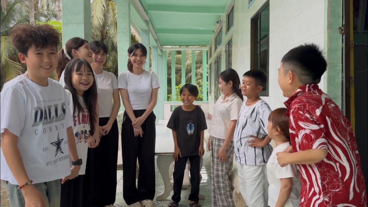 Bất ngờ cả nhóm giới thiệu bạn cho Chị Em Sinh Ba và bữa trưa nhiều món lạ || Bé Hạt Tiêu