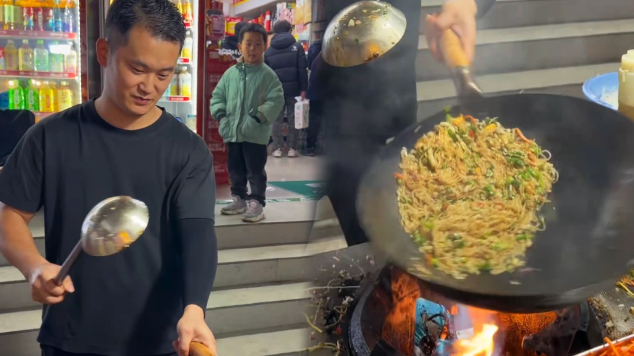 深藏不露的高手！路边摊露一手绝活，老板都看呆了！# 炒饭 #炒面 #摆摊