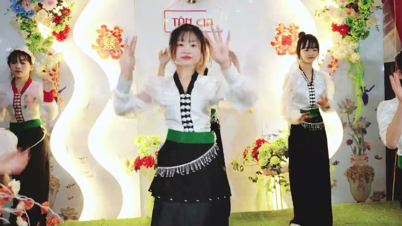 MÚA TIẾNG KHÈN MÙA BAN NỞ