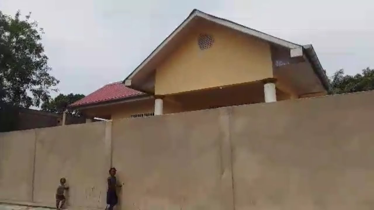 Une grande maison à vendre Quartier de généraux joli site mont Ngafula