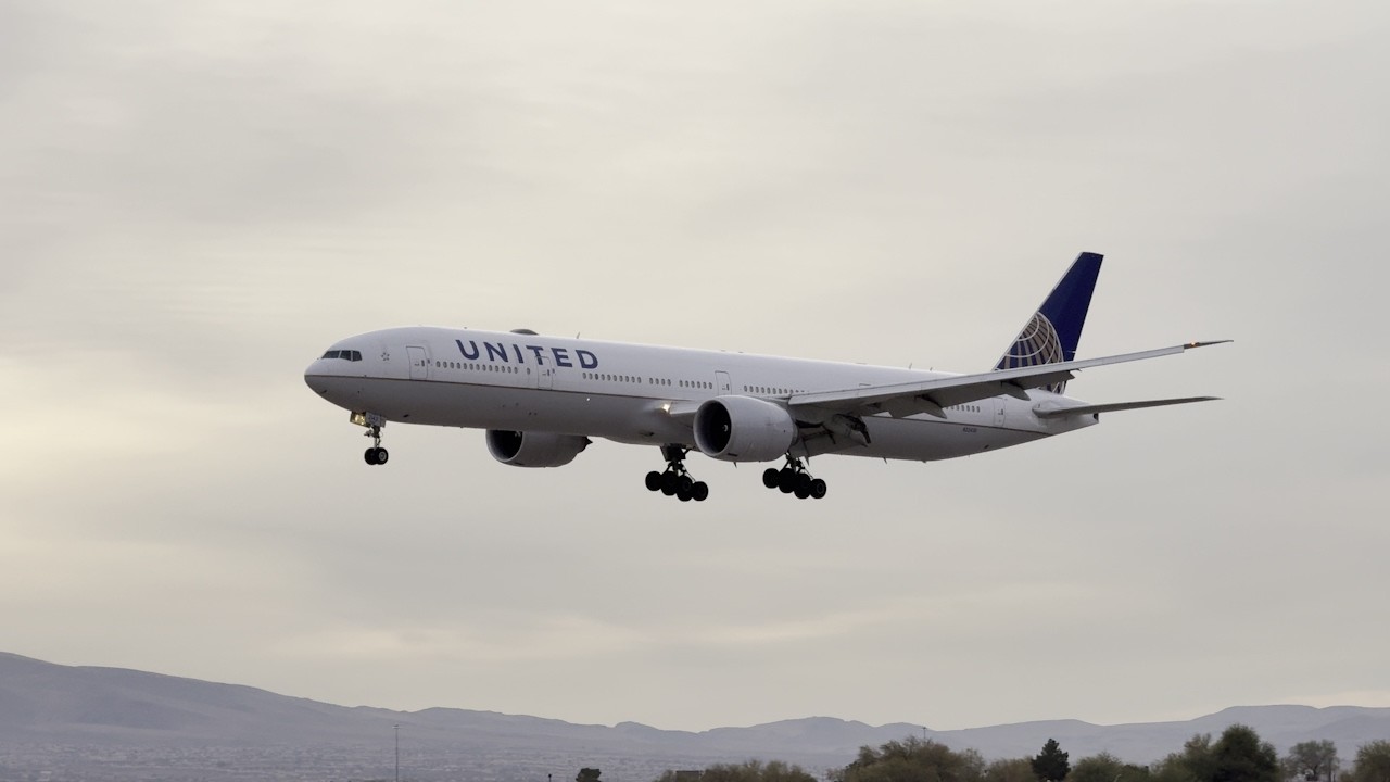 1L arrival &ndash; United Airlines Boeing 777-322(ER) arrives at Las Vegas | N2243U