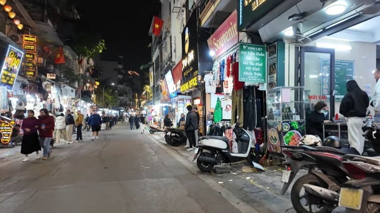 Hanoi Night Walk - Old Quarter & Hoan Kiem Lake Atmosphere - 4K 60fps