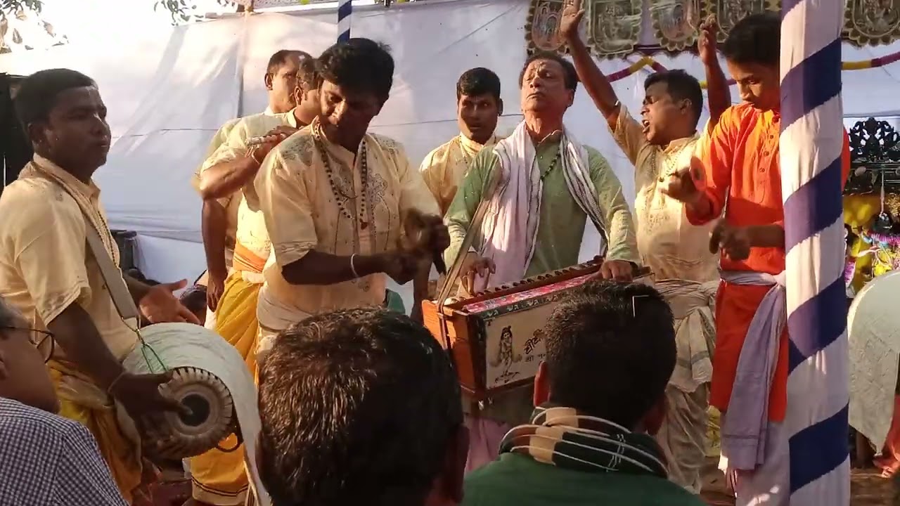 হরে কৃষ্ণ সাটুরিয়া মানিকগঞ্জ কুইট্টা নয়পাড়া শ্মশান  মহানাম যজ্ঞ চলিতেছে
