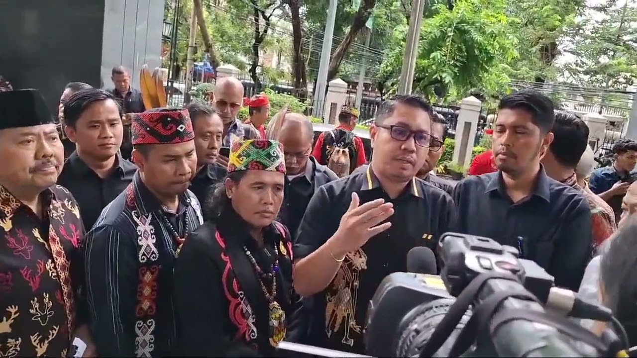 RITUAL ADAT DAYAK SIDANG PERDANA IPTU TOMI MARBUN DI PENGADILAN NEGERI JAKARTA PUSAT 