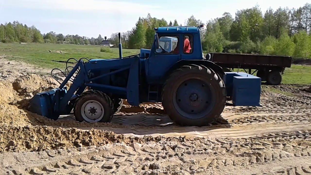 грузим песок на прицеп мтз 82 із противовесом