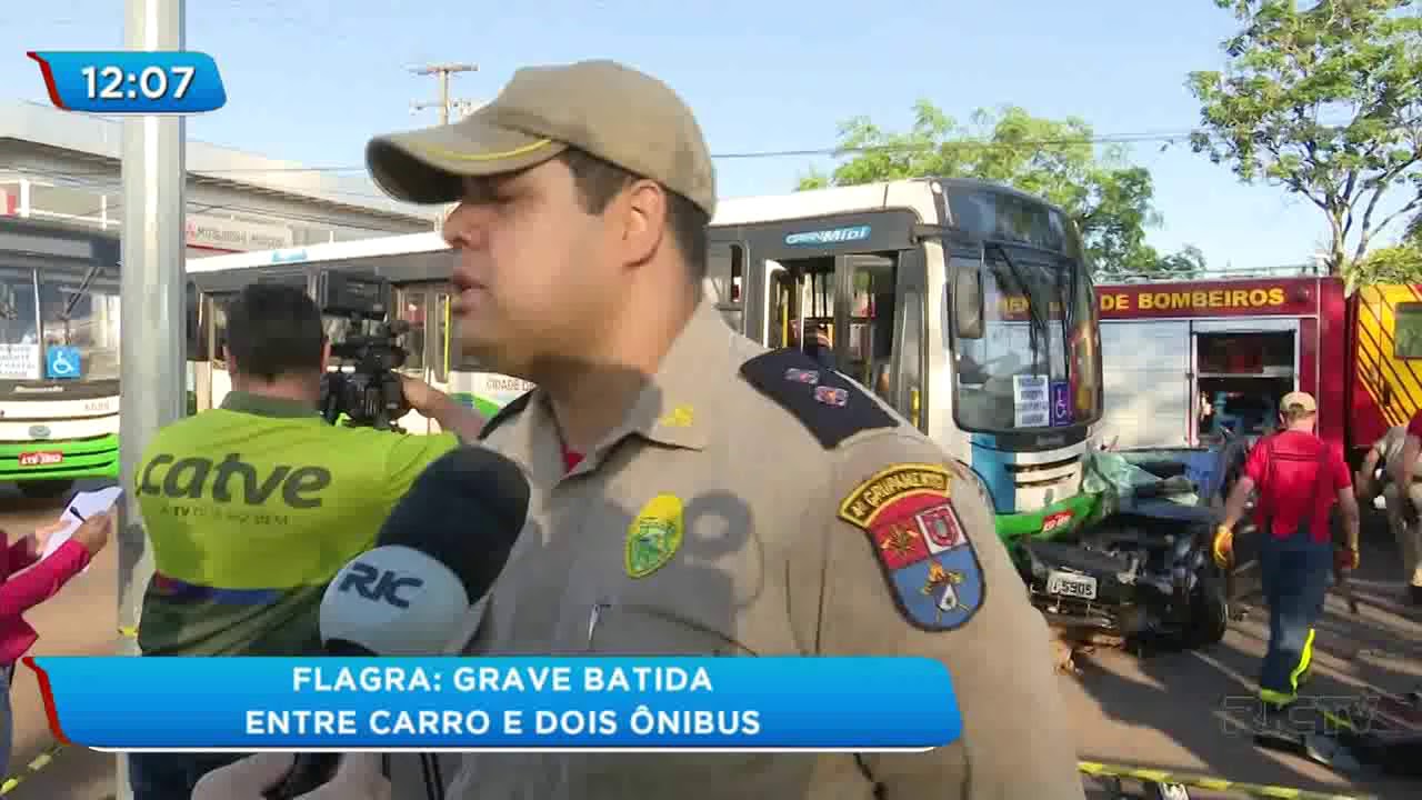 Carro bate contra dois ônibus em Cascavel e causa grave acidente