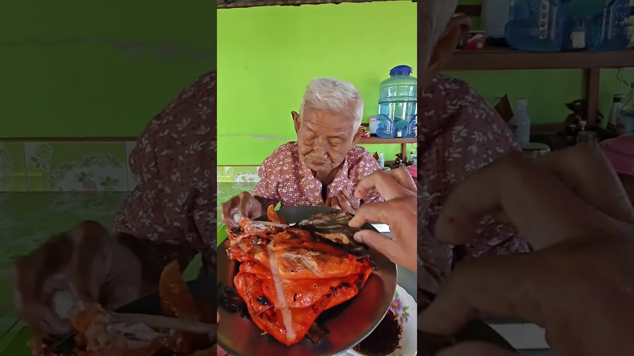 คุณยายกินข้าวกับแกงแตงโมใส่ปลา ไก่ย่าง #buapan 