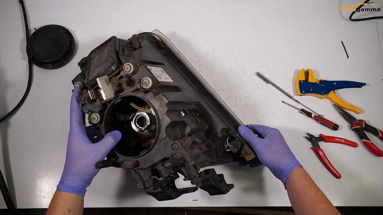 Replacement repair LED driver VOLVO FH13 / FM 82237133 - How to disassemble the lamp driver
