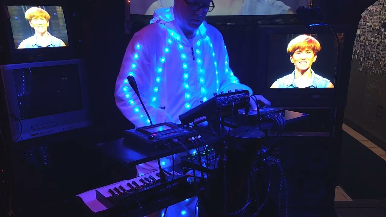 !Pulss live in Chicago - Cafe Mustache