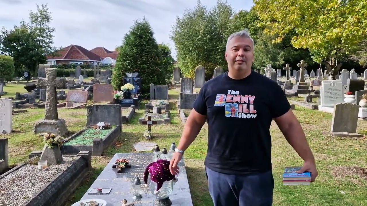 Benny Hill sírjánál @bennyhill3709