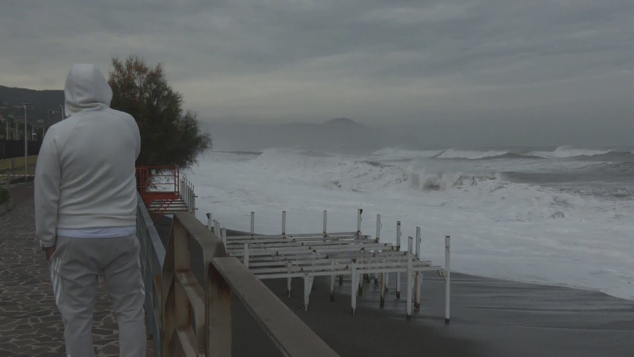 Mareggiata sulla Liguria: onde fino a 7 metri al largo, danni limitati sulla costa