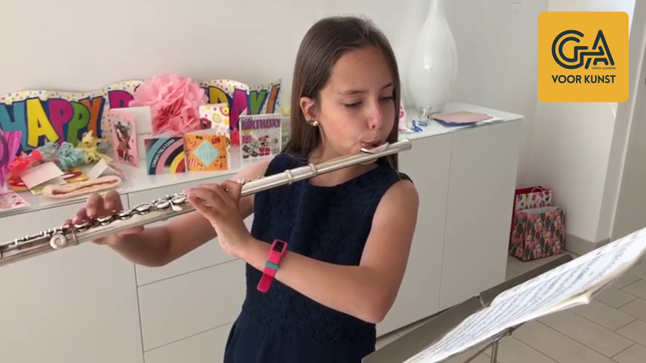 Ella speelt enkele maanden dwarsfluit