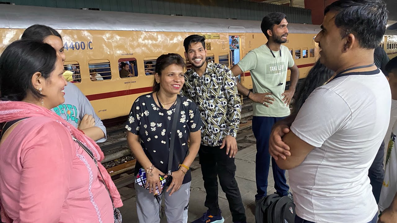 Ham sabki train 🚃 🚆 chhut gai😞😭 #mrabhi0008 #travelvlog #dailyvlog