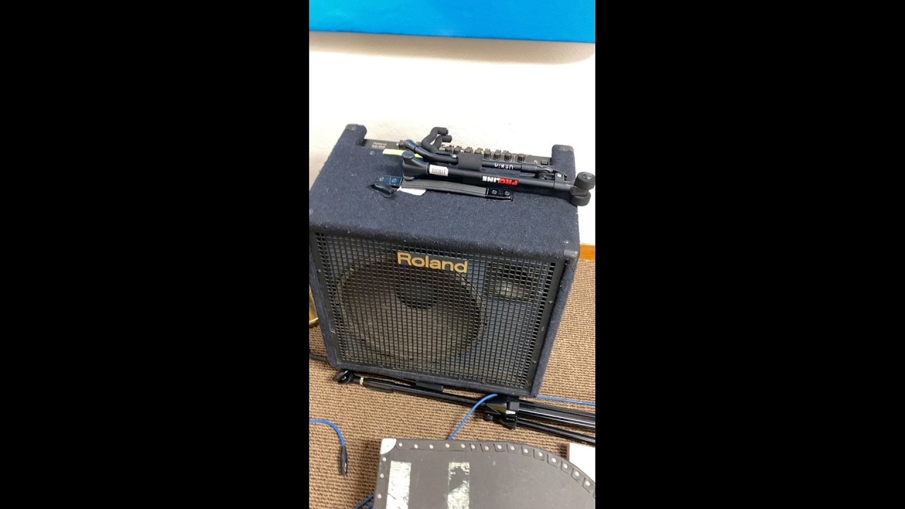 Доступный комплект: стереофонический клавишный комбоусилитель Roland KC-220 с питанием от батарее...