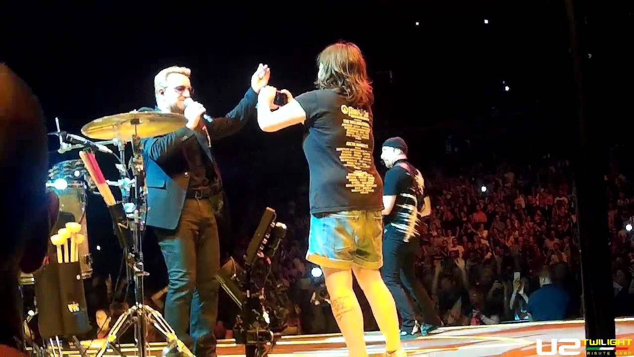 U2 & Michela Guerrini on stage - Mysterious Ways / Elevation - 04.09.15 Pala Alpitour Turin IE Tour