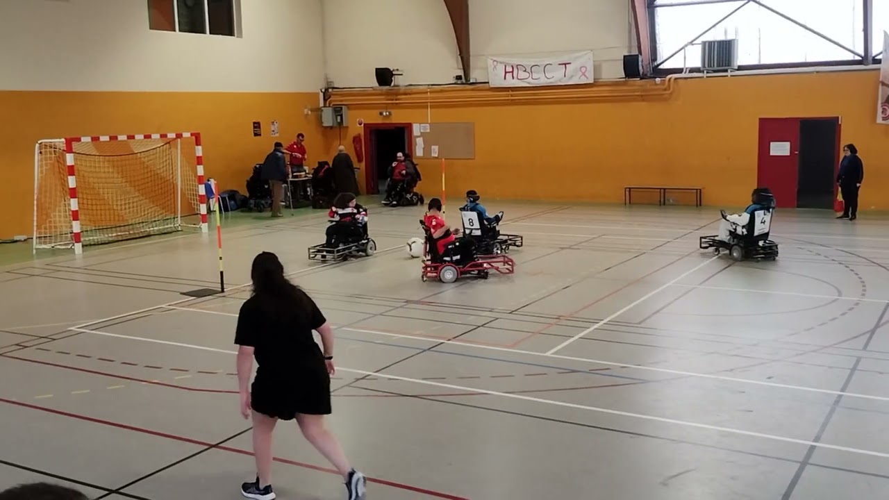 But 🥅 en foot ⚽-fauteuil ♿🧑‍🦼🧑‍🦽🦽🦼 électrique ⚡ !!!