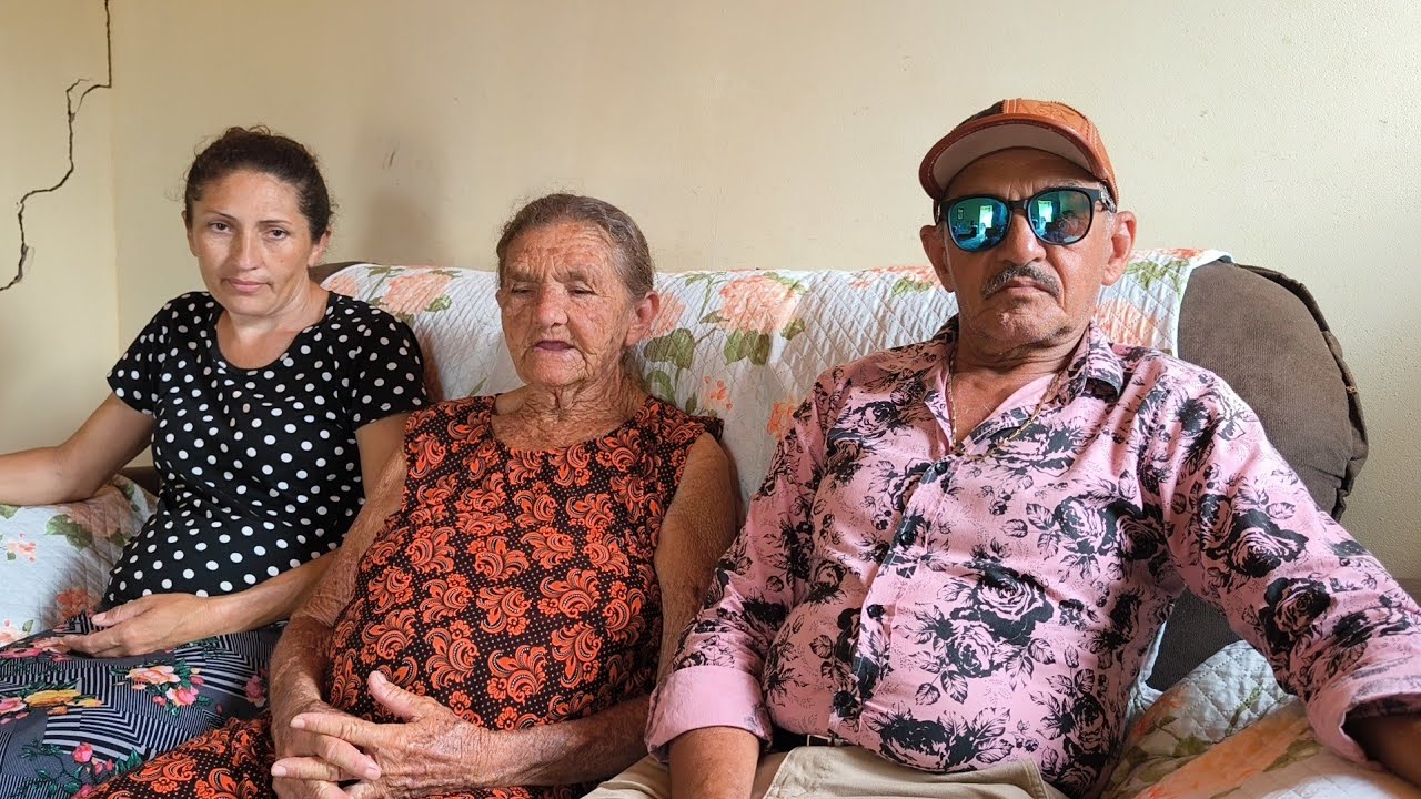 ROSIVANHA E DONA TEREZINHA MANDANDO ALÔ DO SÍTIO MAMOEIRO VERDEJANTE PERNAMBUCO BRASIL.