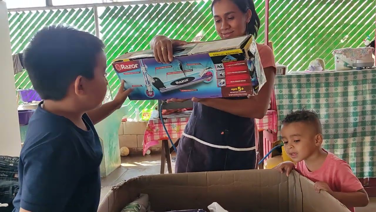 Abriendo la caja, todos estamos muy emocionados, todo esto nos salió 😲